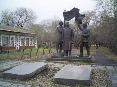 Памятник Кравченко, Щетинкину и Сургуладзе в Минусинске, у места захоронения Кравченко и Сургуладзе